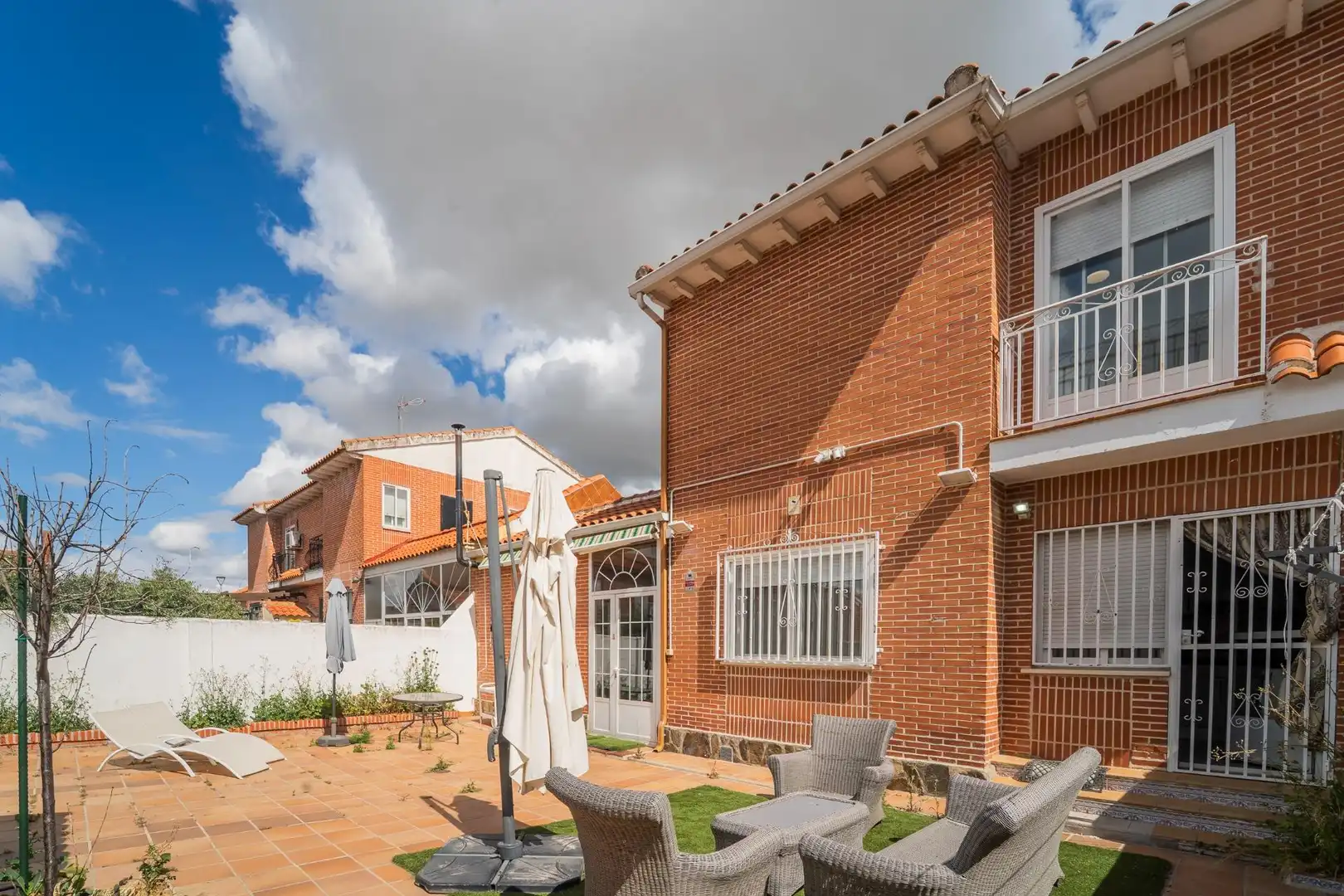 Vista exterior de Casa adosada en venta en Cedillo del Condado con Calefacción, Jardín privado y Terraza