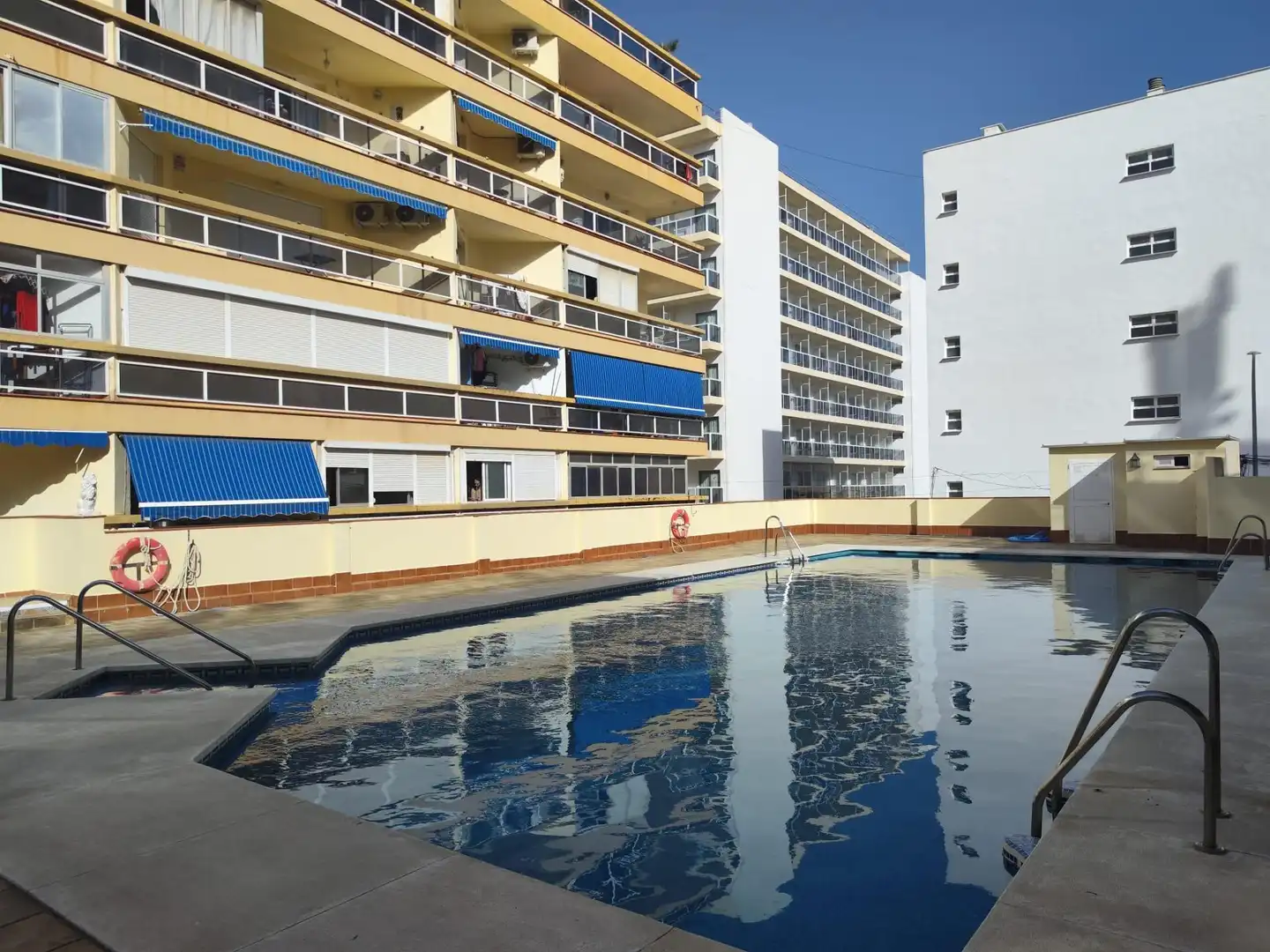Schwimmbecken von Wohnung zum Verkauf in Torremolinos mit Klimaanlage, Privatgarten und Terrasse