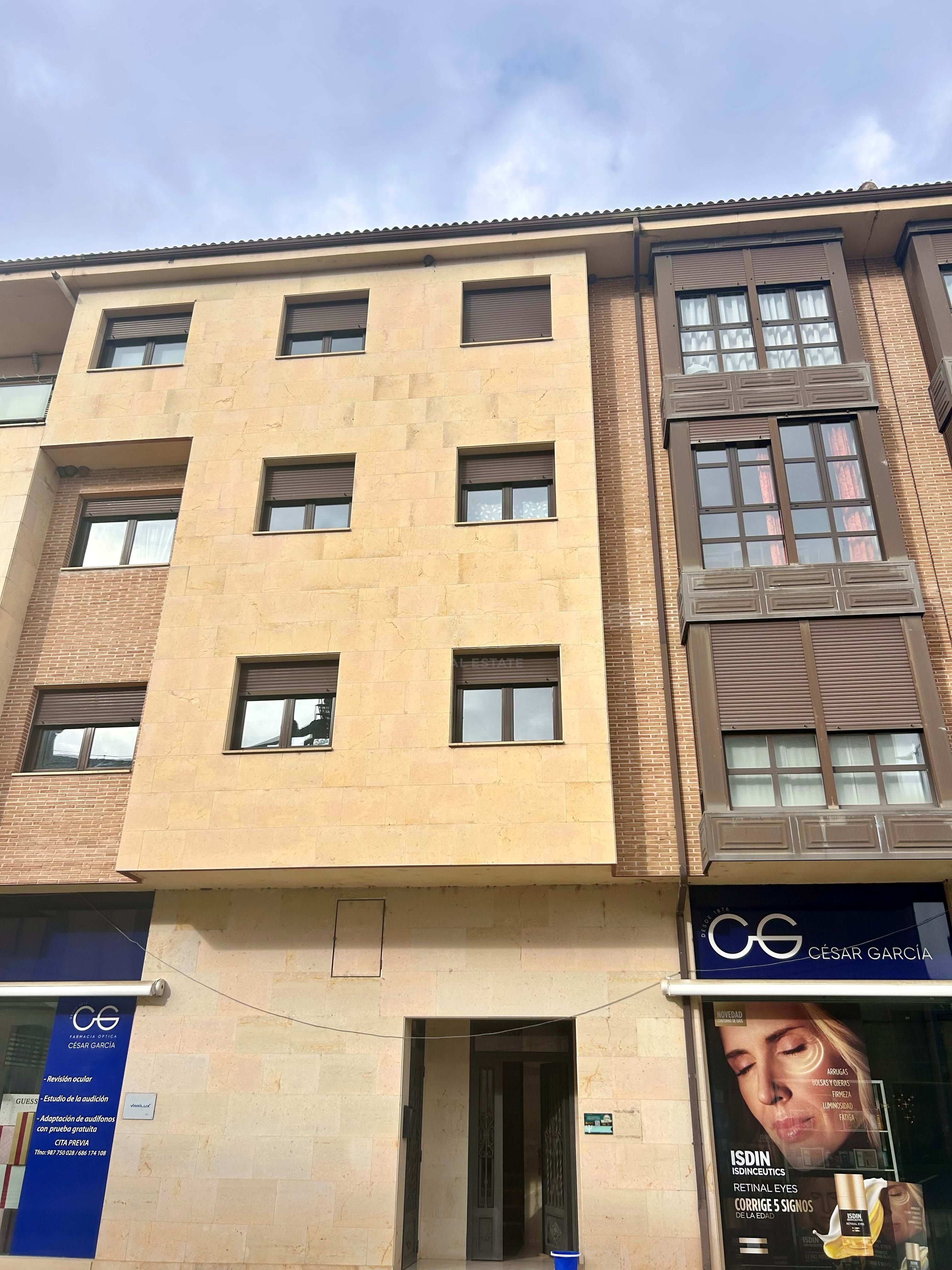 Außenansicht von Wohnung zum verkauf in Valencia de Don Juan mit Heizung und Terrasse