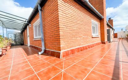 Exterior view of Attic for sale in  Barcelona Capital  with Air Conditioner, Terrace and Balcony