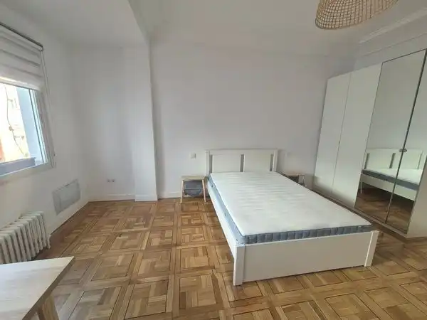 Dormitori de Apartament de lloguer en Madrid amb Aire condicionat, Calefacció i Moblat