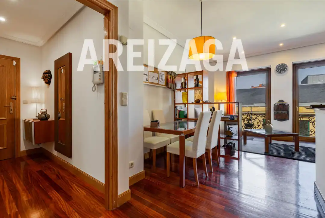 Comedor de Piso en venta en Donostia - San Sebastián  con Calefacción, Amueblado y Balcón