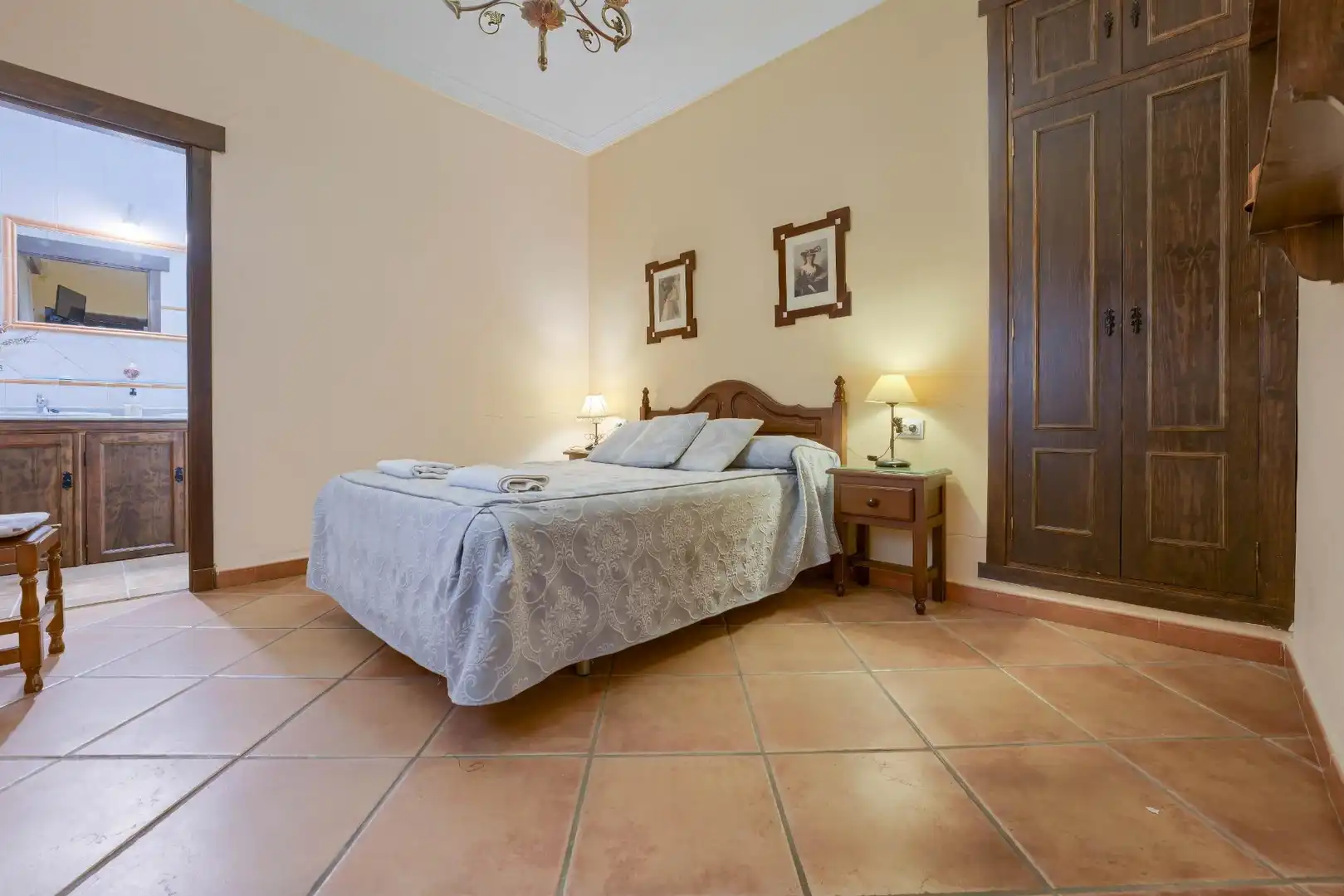 Habitación de Casa o chalet en venta en Sanlúcar la Mayor con Aire acondicionado, Calefacción y Jardín privado