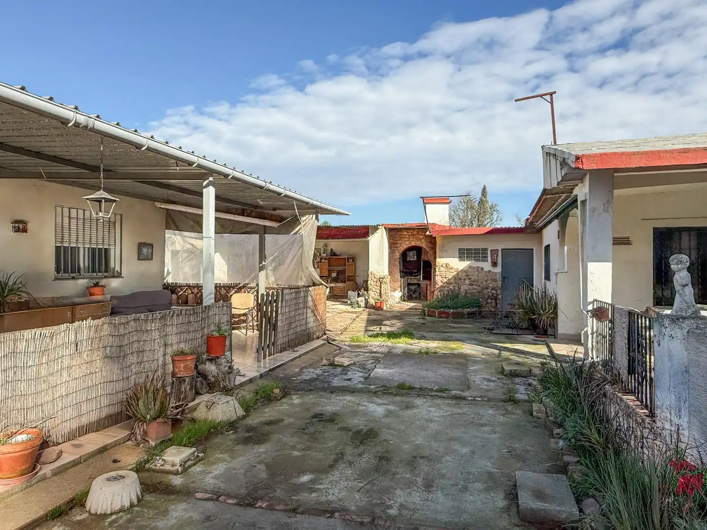 Vista exterior de Finca rústica en venda en Sant Joan de Moró amb Jardí privat