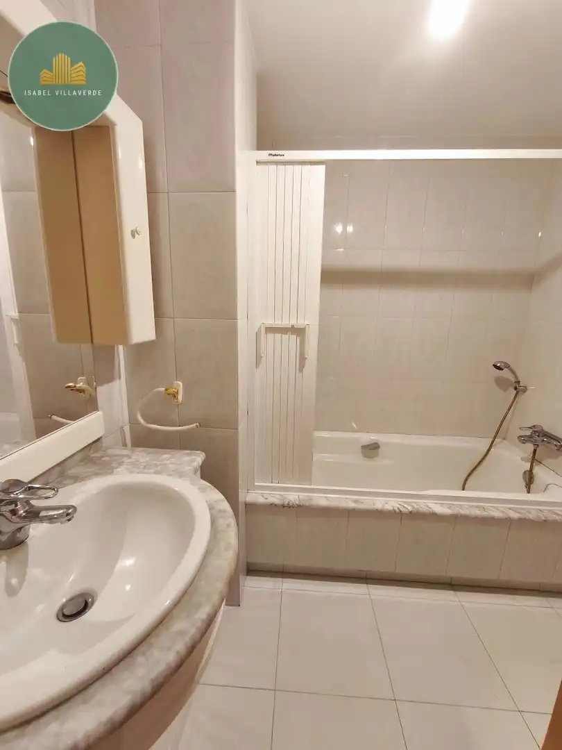Badezimmer von Wohnung zum Verkauf in A Coruña Capital  mit Heizung und Abstellraum