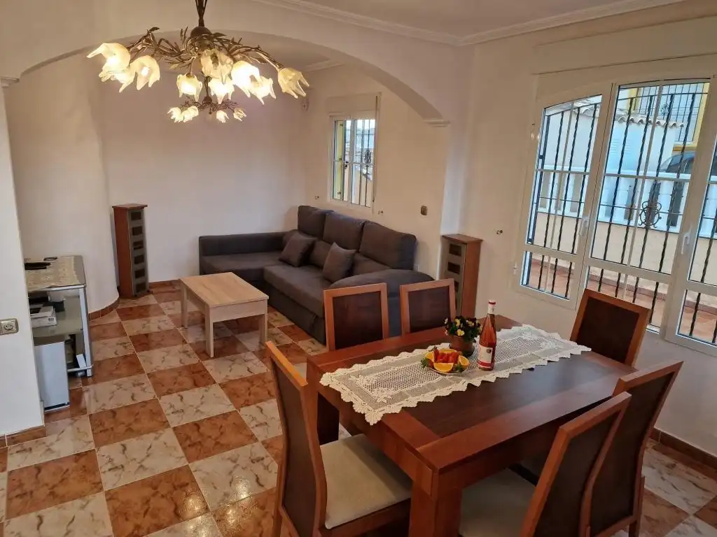 Sala d'estar de Casa o xalet de lloguer en Orihuela amb Aire condicionat, Moblat i Jacuzzi