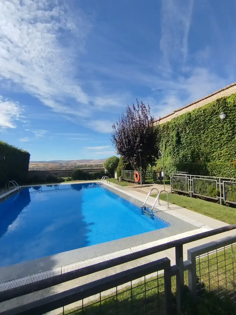 Piscina de Pis en venda en Ávila amb Calefacció, Traster i Moblat