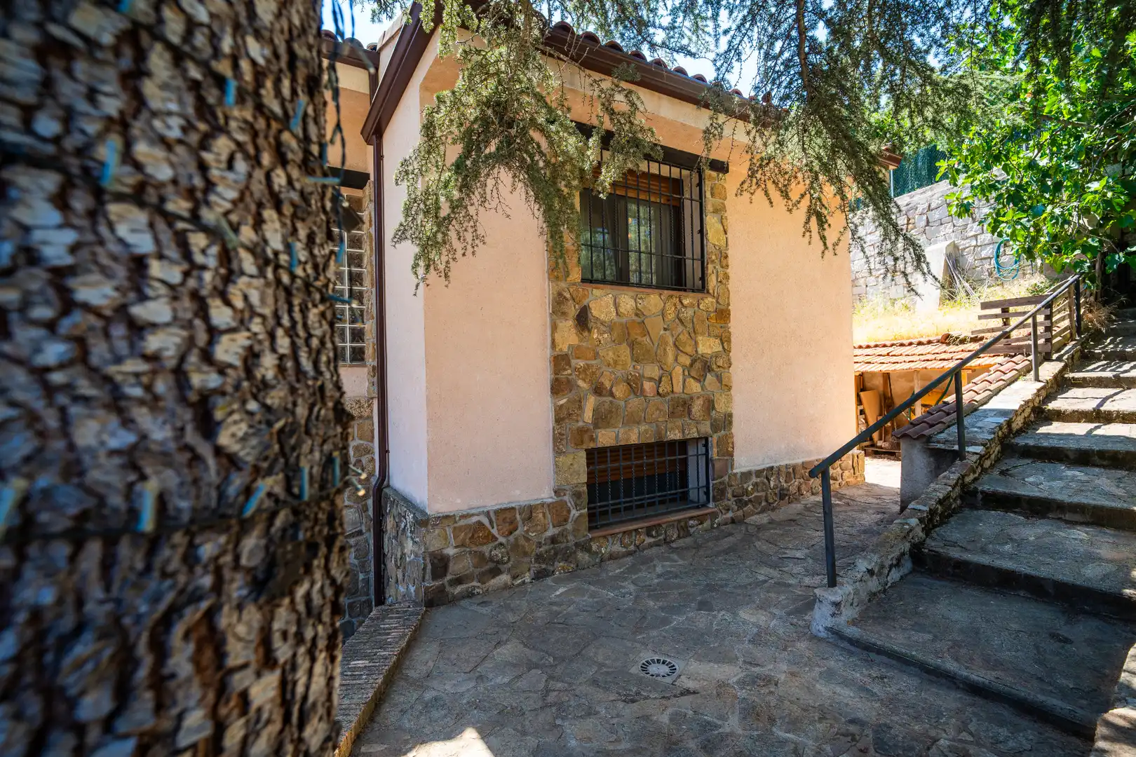 Vista exterior de Casa o xalet en venda en Cabanillas de la Sierra amb Jardí privat i Terrassa