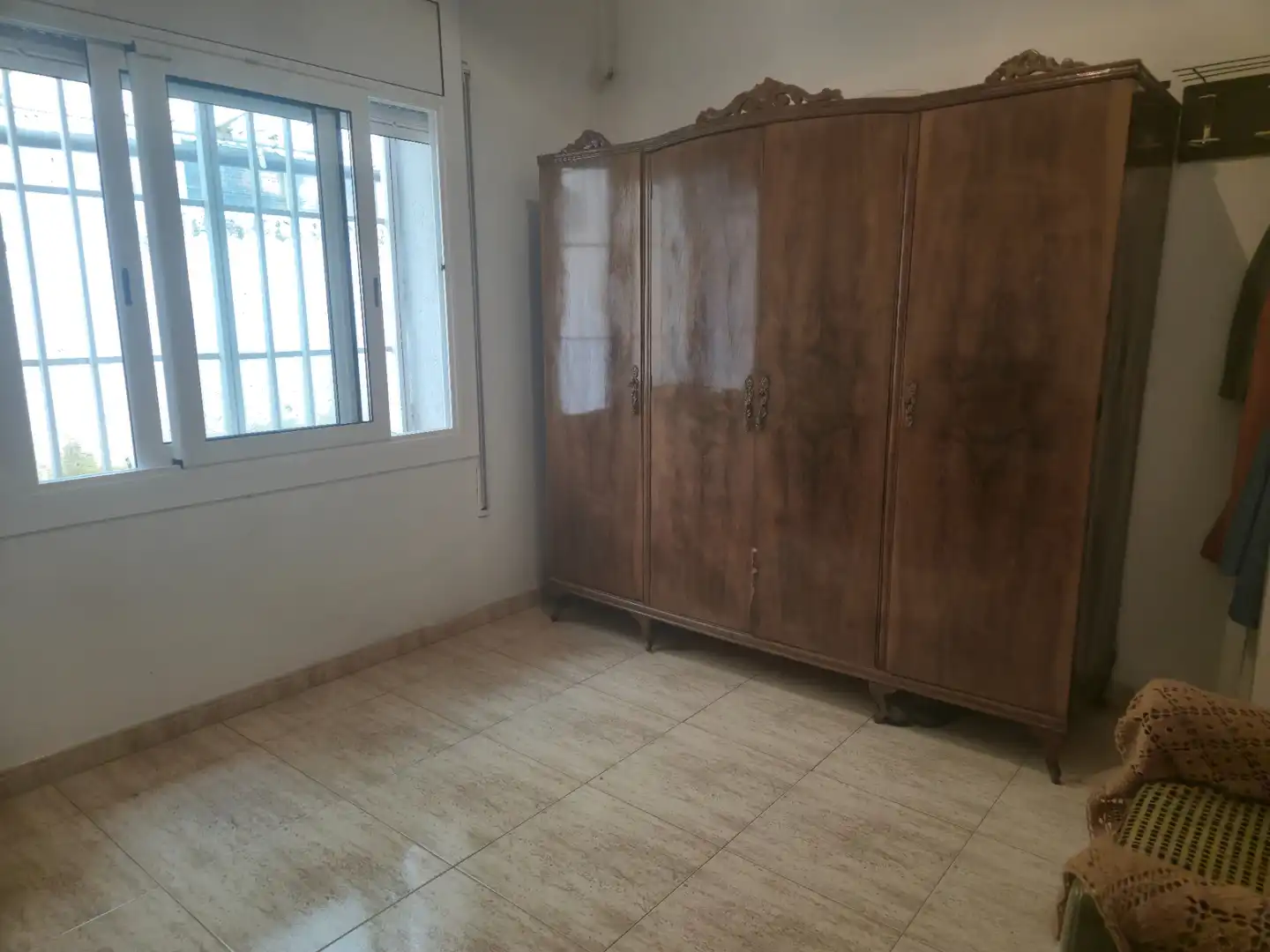 Schlafzimmer von Erdgeschoss zum Verkauf in Mataró mit Terrasse und Möbliert