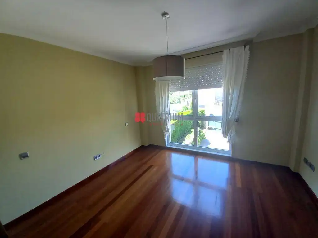 Habitación de Casa o chalet de alquiler en Santiago de Compostela  con Calefacción, Jardín privado y Trastero