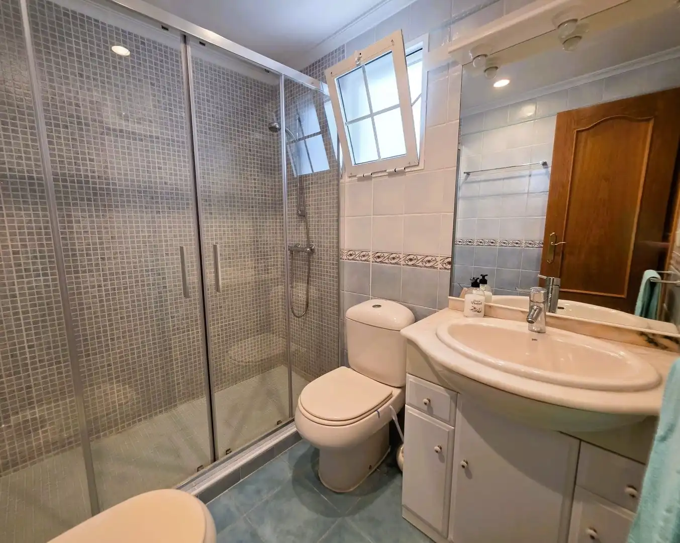 Badezimmer von Einfamilien-Reihenhaus zum Verkauf in Santa Pola mit Klimaanlage, Terrasse und Möbliert