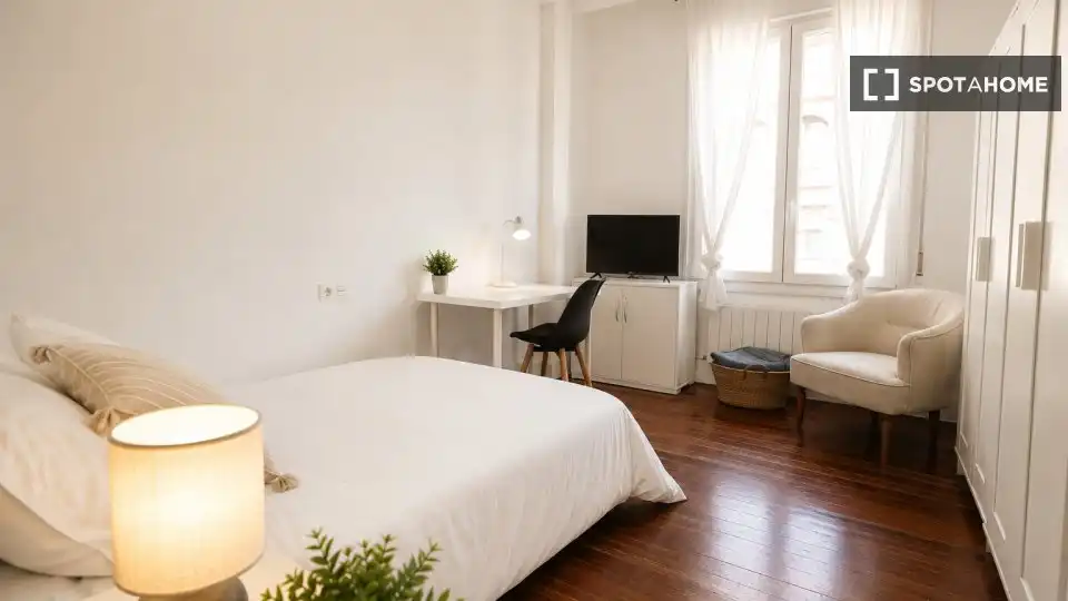 Bedroom of Flat for share in Bilbao   with Air Conditioner, Heating and Terrace
