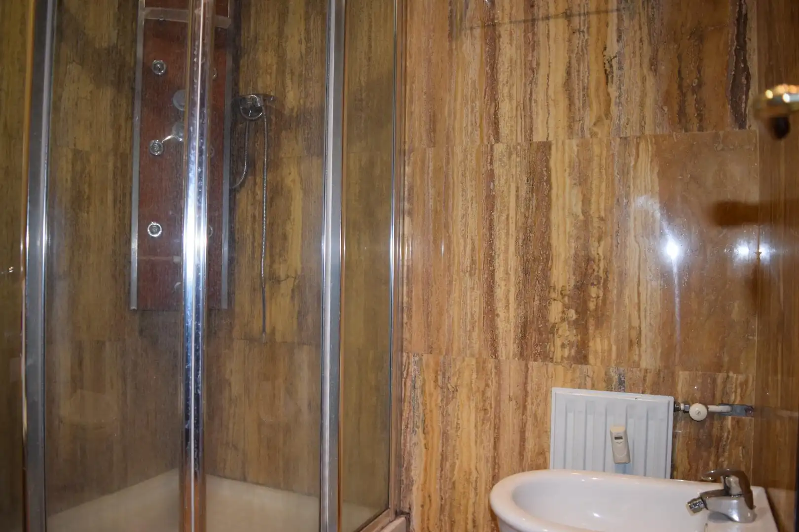Bany de Pis en venda en Oviedo  amb Calefacció, Parquet i Traster