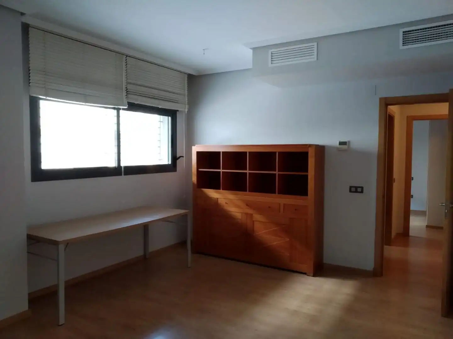 Schlafzimmer von Wohnungen zur Miete in Málaga mit Waschmaschine, Mikrowelle und Gemeinschaftspool