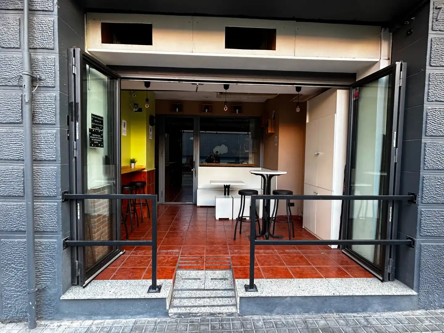 Local en traspaso en L'Hospitalet de Llobregat con Amueblado