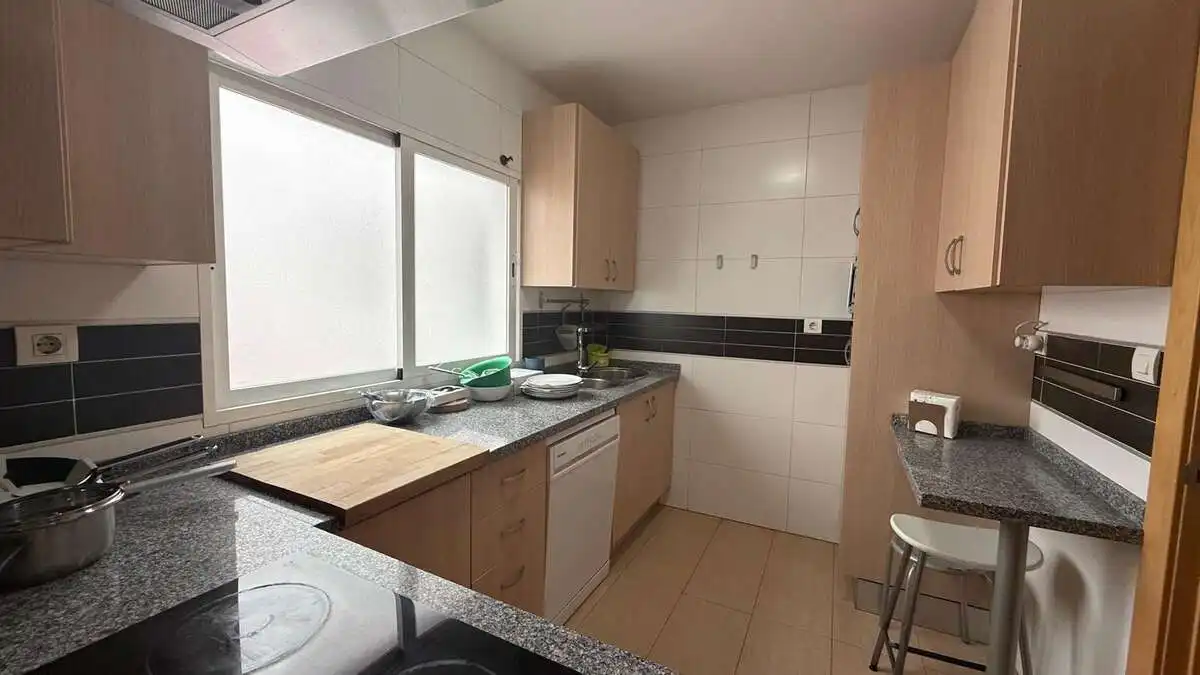 Cuina de Pis de lloguer en Granada amb Aire condicionat, Calefacció i Moblat