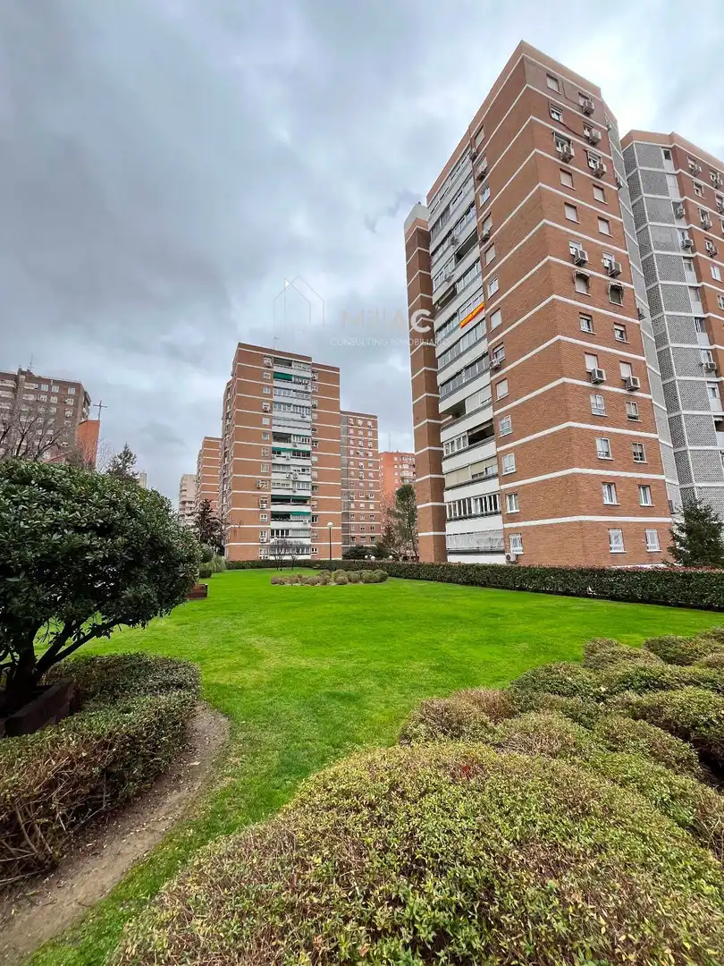 Vista exterior de Piso en venta en Madrid con Calefacción, Terraza y Piscina