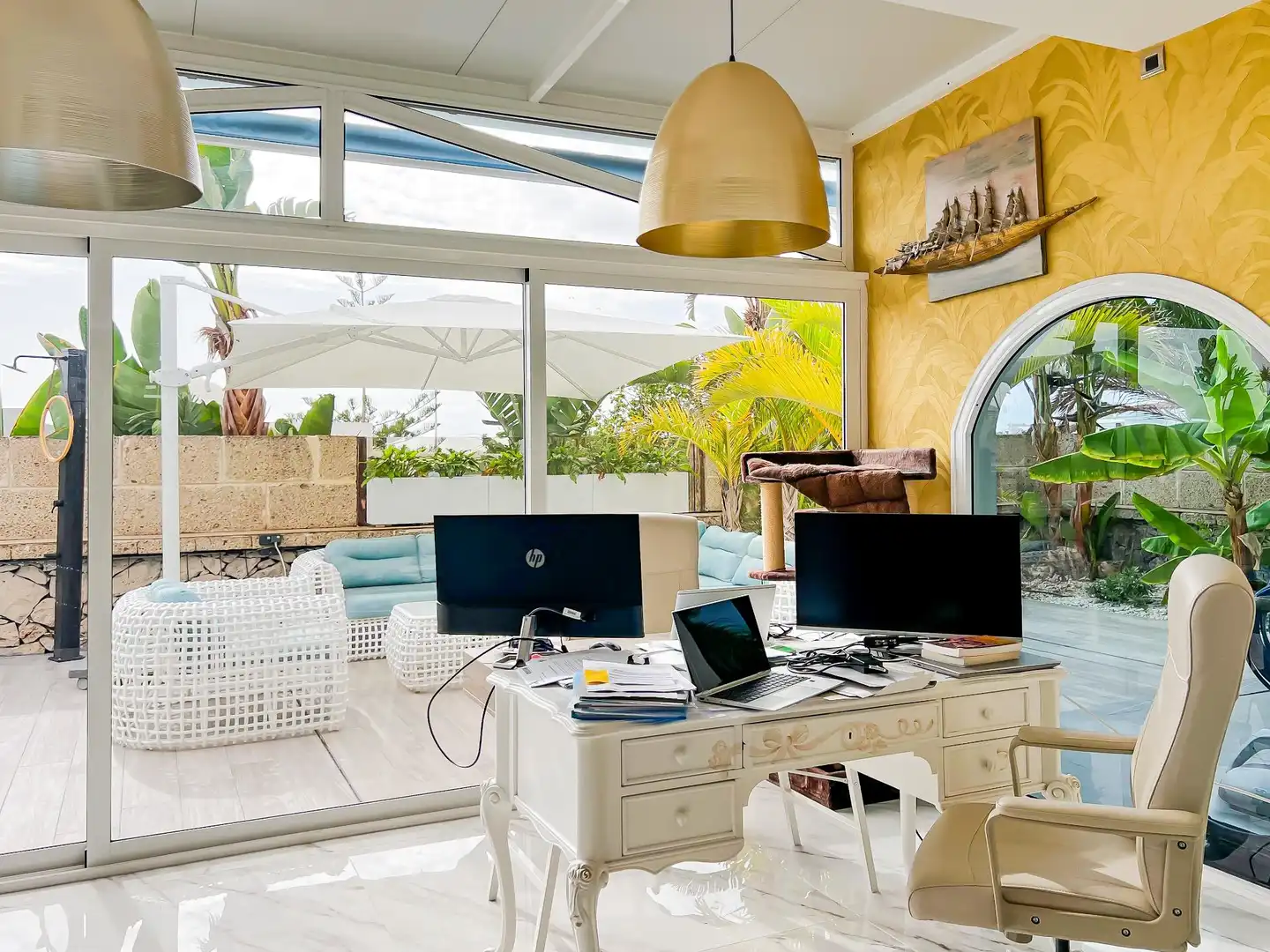 Sala d'estar de Casa o xalet en venda en Adeje amb Aire condicionat, Jardí privat i Terrassa