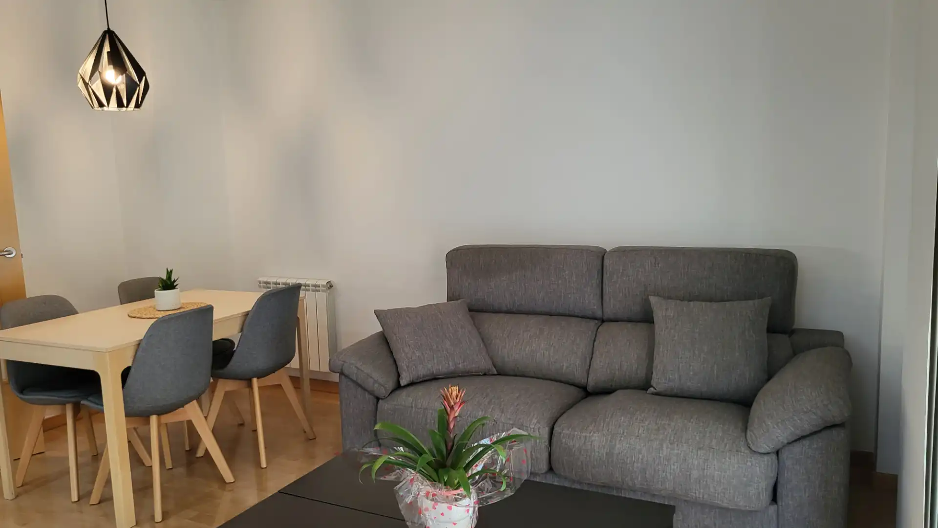Sala de estar de Piso en venta en Cerdanyola del Vallès con Aire acondicionado, Calefacción y Parquet