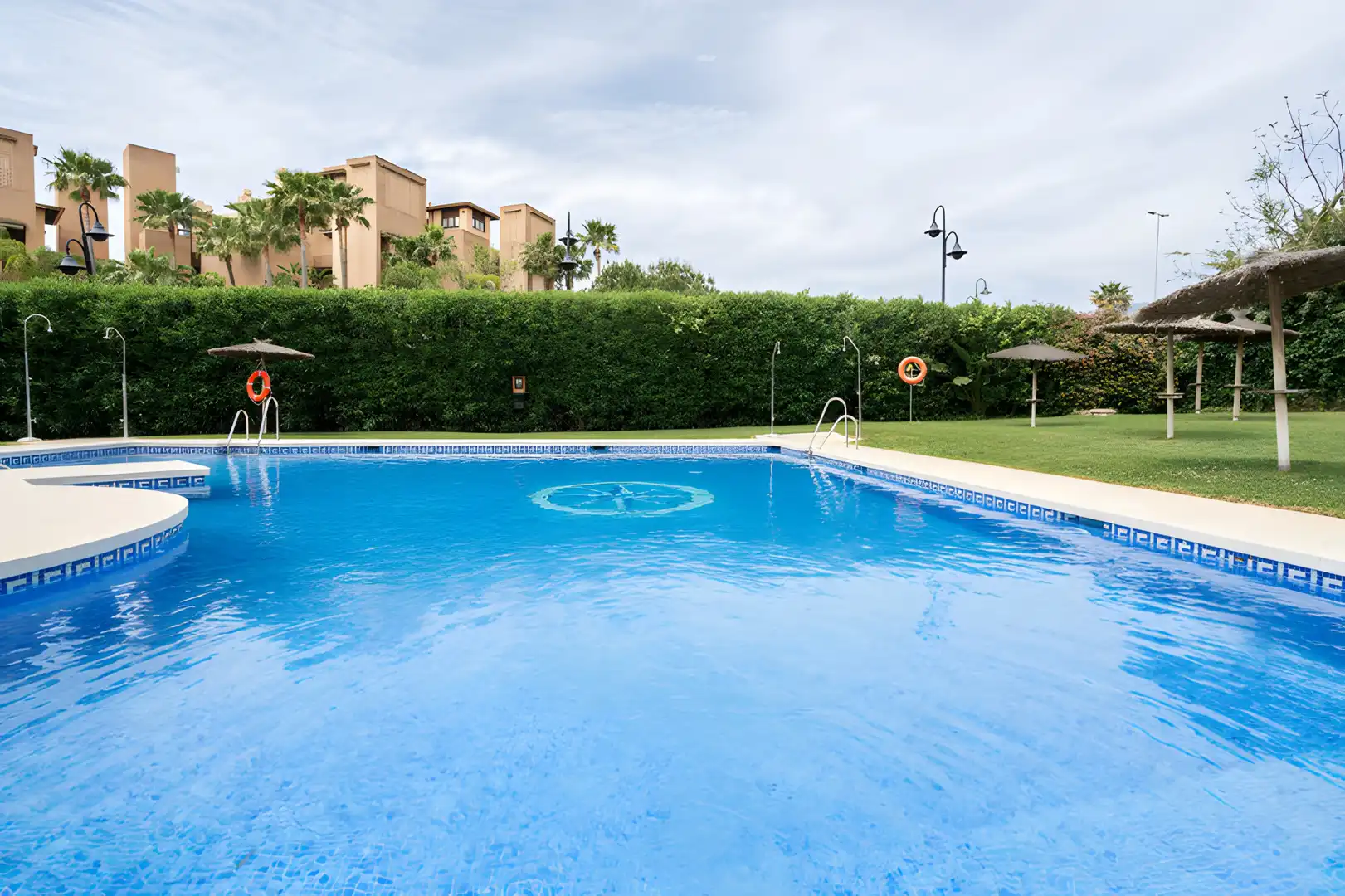 Schwimmbecken von Einfamilien-Reihenhaus zum Verkauf in Estepona mit Klimaanlage, Privatgarten und Terrasse