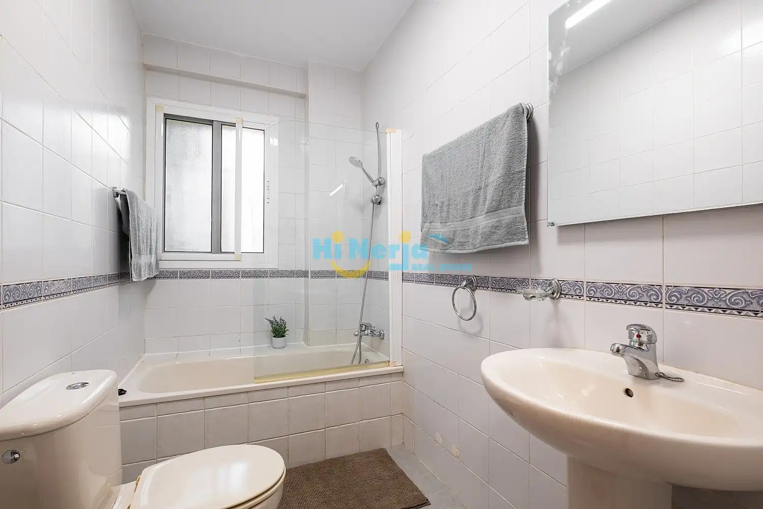 Badezimmer von Wohnungen zum Verkauf in Nerja mit Privatgarten, Schwimmbad und Möbliert