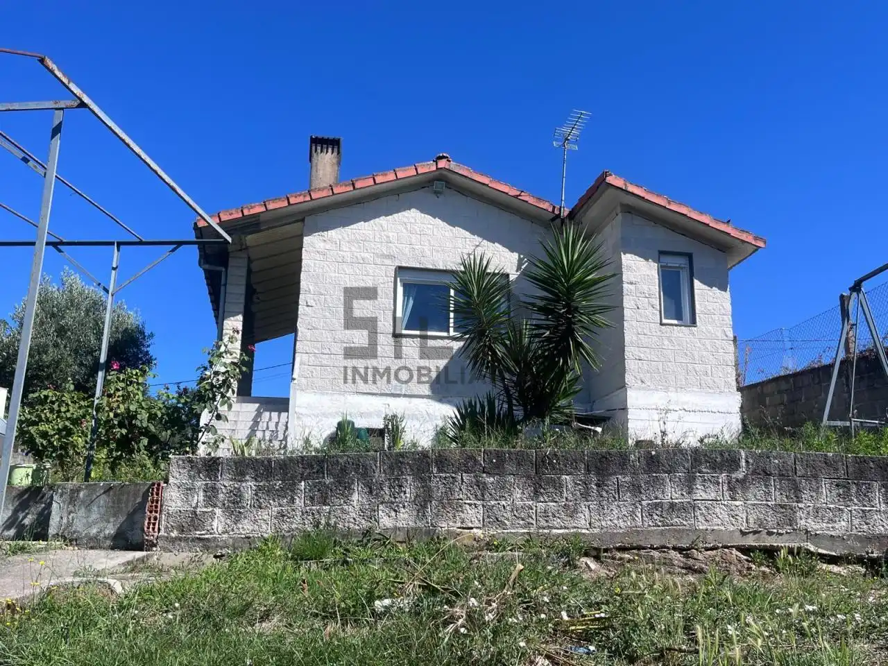 Vista exterior de Casa o xalet en venda en Ourense Capital  amb Calefacció, Jardí privat i Moblat
