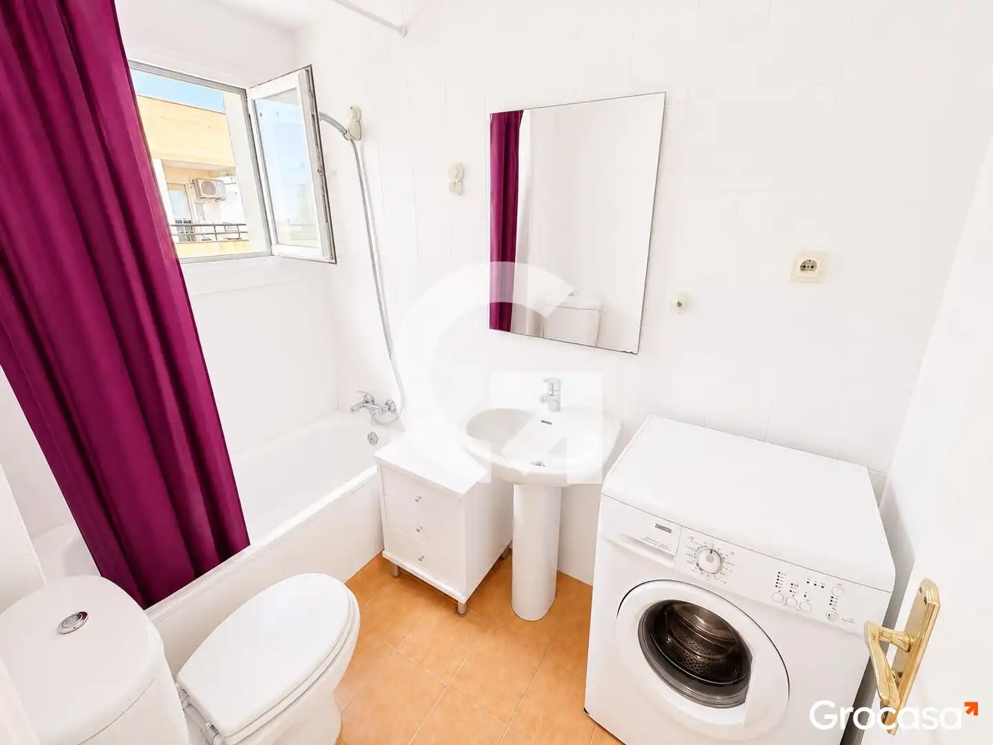 Badezimmer von Wohnung zum Verkauf in Cubelles mit Klimaanlage, Heizung und Ofen