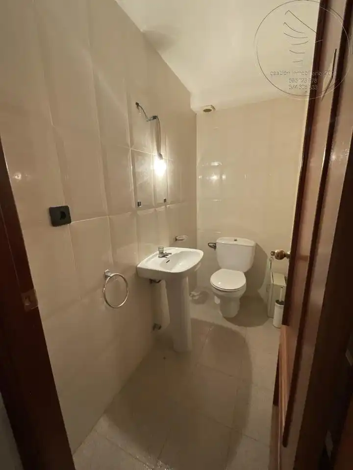 Badezimmer von Büro zum Verkauf in Linares mit Klimaanlage