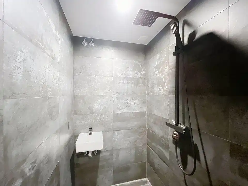 Badezimmer von Geschaftsraum zum Verkauf in Barcelona mit Terrasse und Möbliert