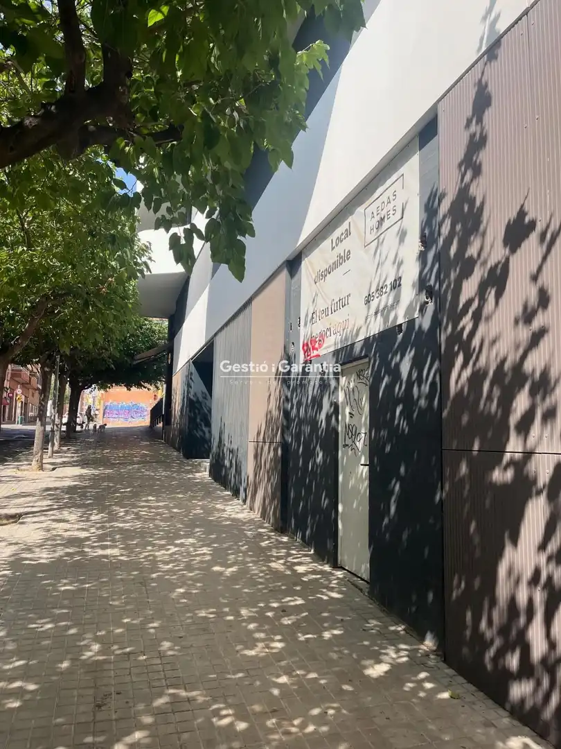 Vista exterior de Local en venta en L'Hospitalet de Llobregat