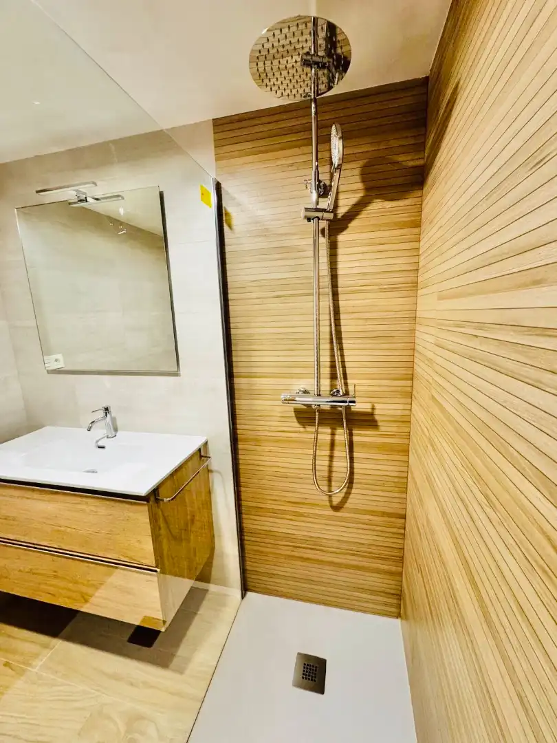 Baño de Piso de alquiler en Granada con Calefacción, Terraza y Amueblado