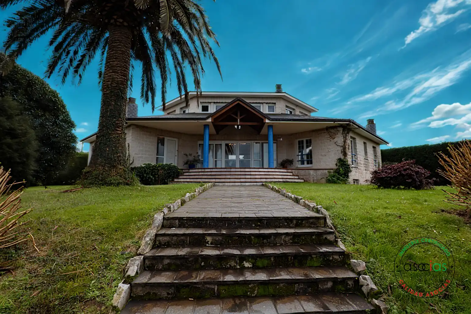 Vista exterior de Casa o xalet en venda en Navia amb Calefacció i Terrassa