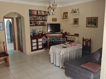 Casa aparellada amb balcó en venda a C. el Telar