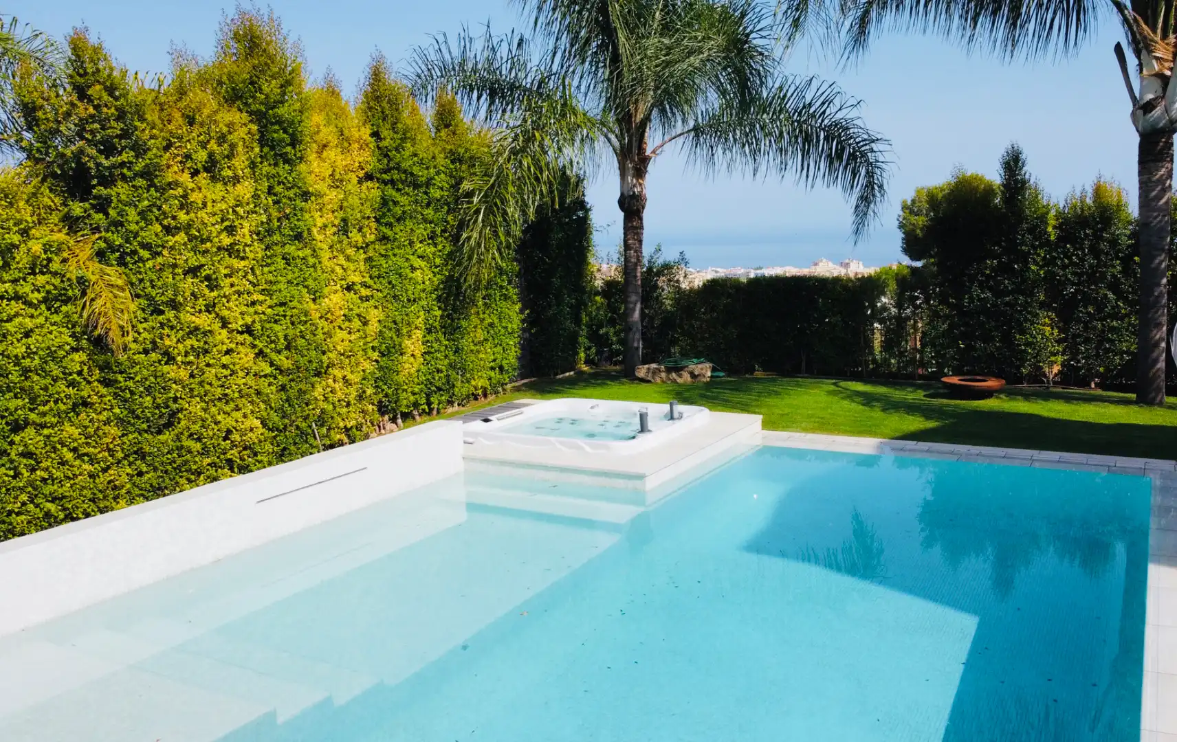 Piscina de Casa o chalet en venta en Marbella con Aire acondicionado, Calefacción y Jardín privado