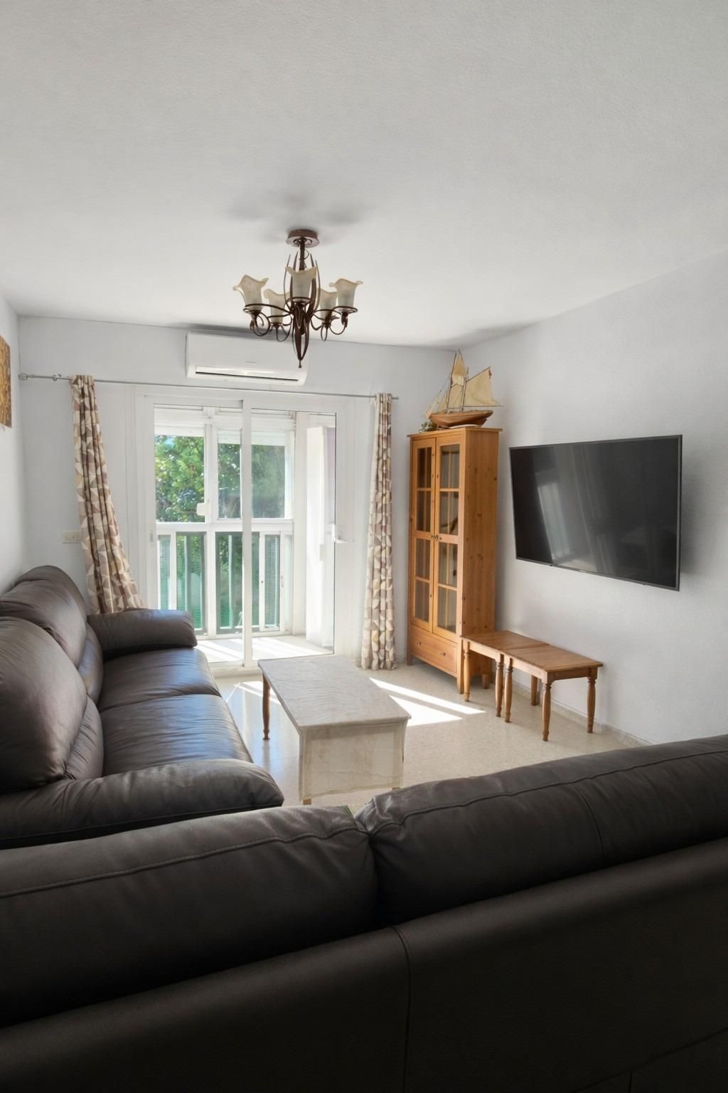 Sala d'estar de Pis en venda en Benalmádena amb Aire condicionat, Jardí privat i Terrassa