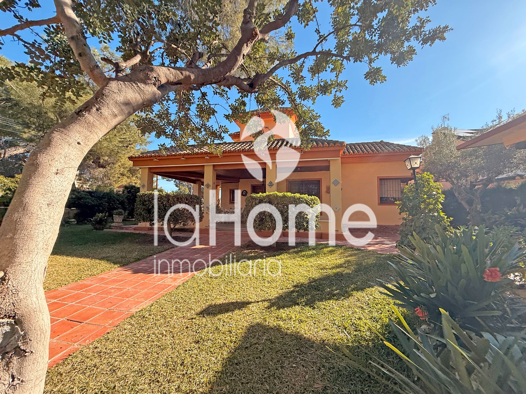 Vista exterior de Casa o xalet en venda en Paterna amb Aire condicionat, Jardí privat i Parquet