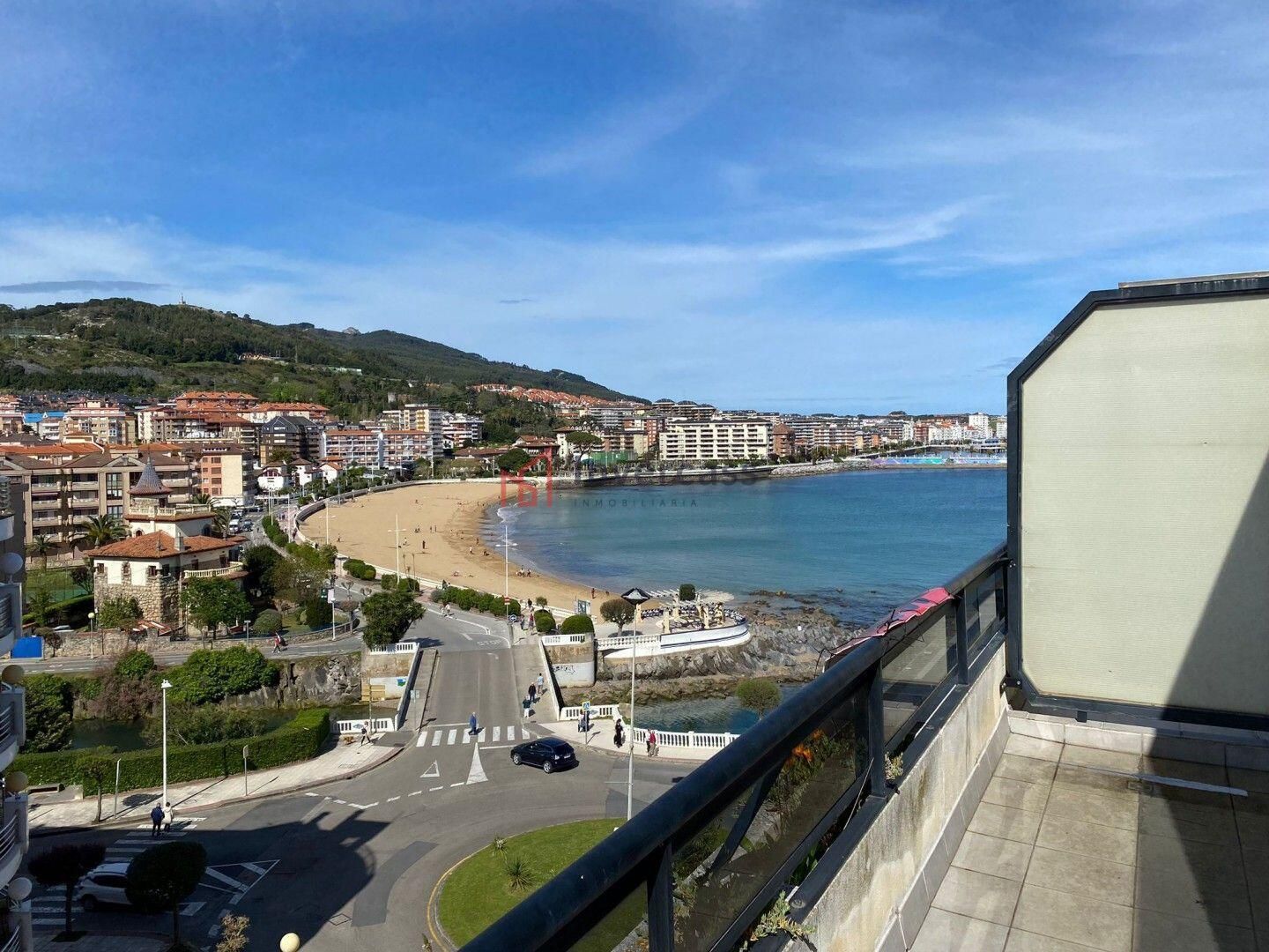 Vista exterior de Àtic en venda en Castro-Urdiales amb Calefacció, Terrassa i Piscina comunitària