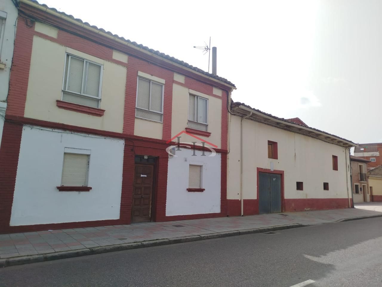 Vista exterior de Casa o xalet en venda en León Capital  amb Calefacció i Terrassa