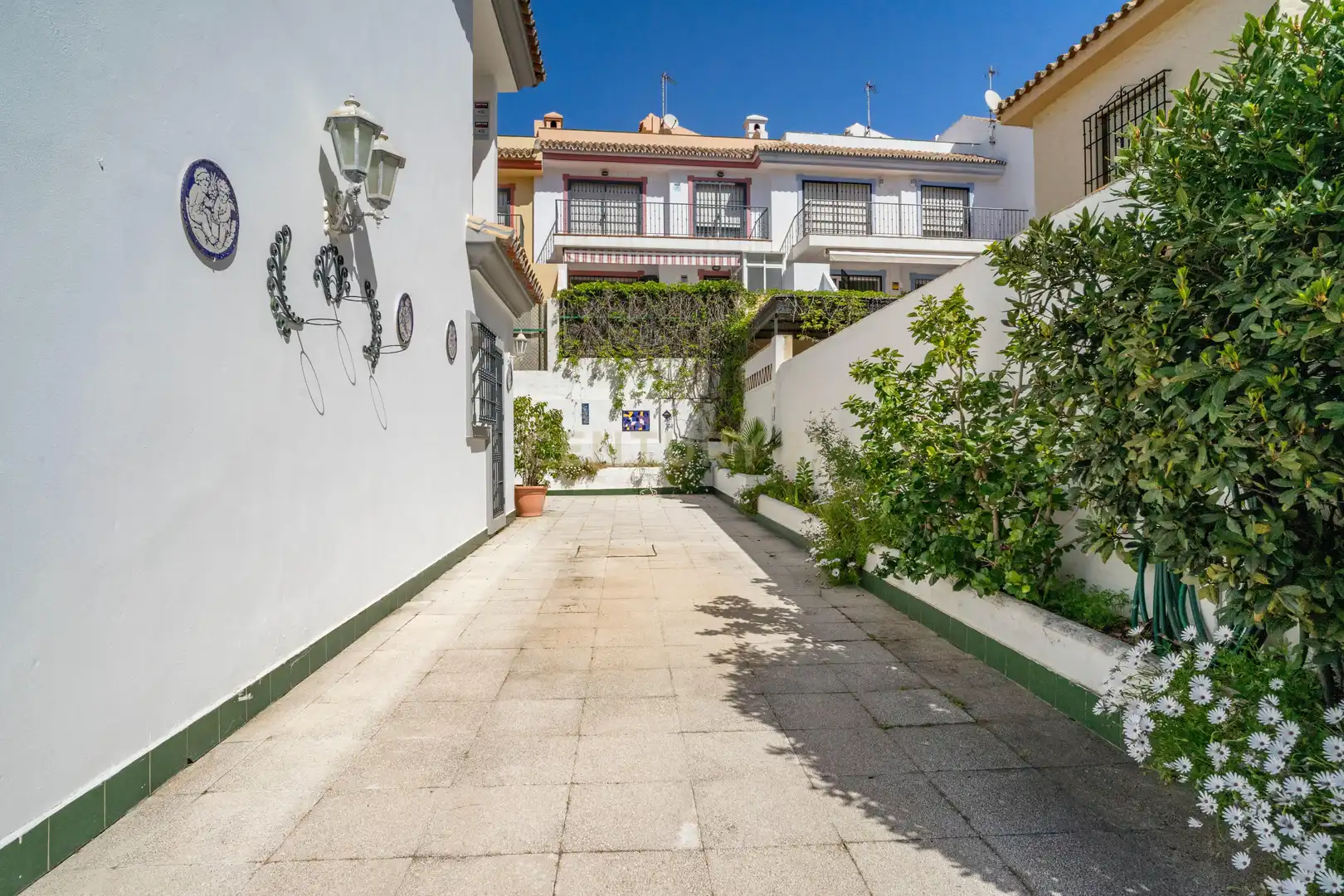 Vista exterior de Casa o xalet en venda en Fuengirola amb Aire condicionat, Jardí privat i Traster