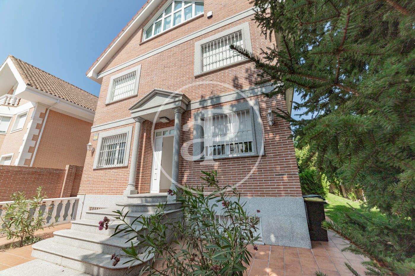 Vista exterior de Casa o xalet de lloguer en Pozuelo de Alarcón amb Aire condicionat, Calefacció i Jardí privat
