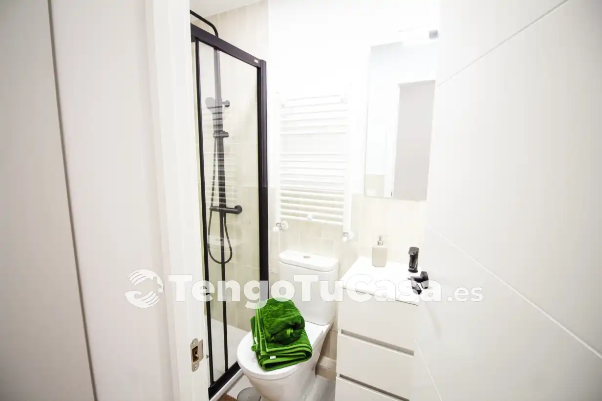 Bathroom of Flat for sale in Madrid  with Air Conditioner, Heating and Parquet flooring