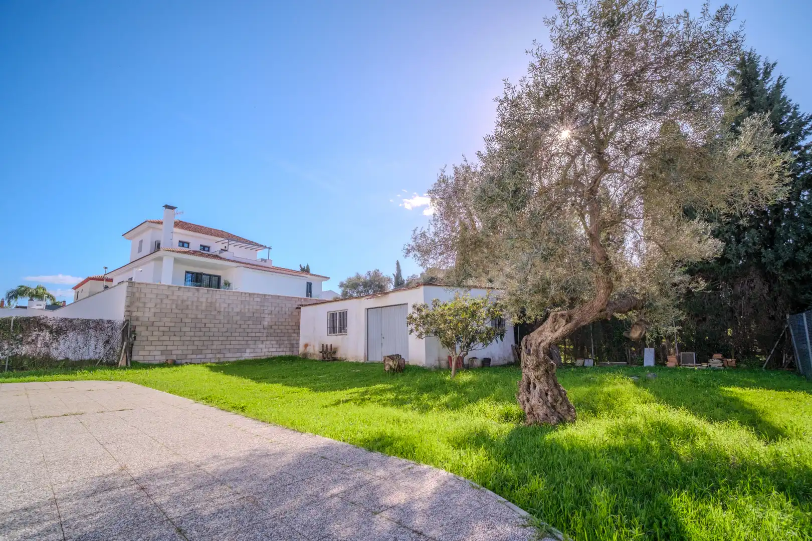 Vista exterior de Casa o xalet en venda en Montequinto amb Jardí privat, Terrassa i Moblat
