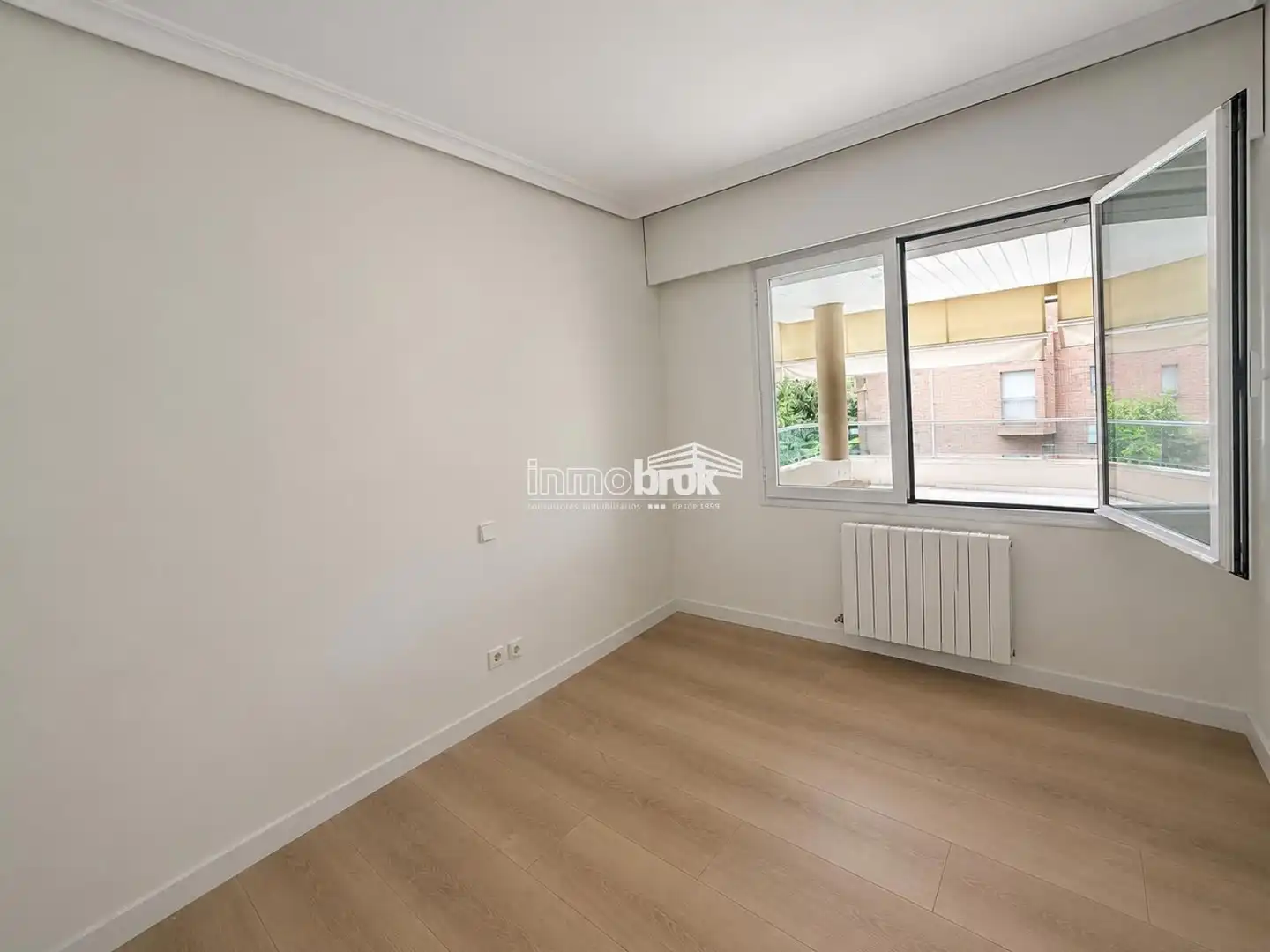 Schlafzimmer von Dachboden zur Miete in La Moraleja mit Klimaanlage, Terrasse und Abstellraum