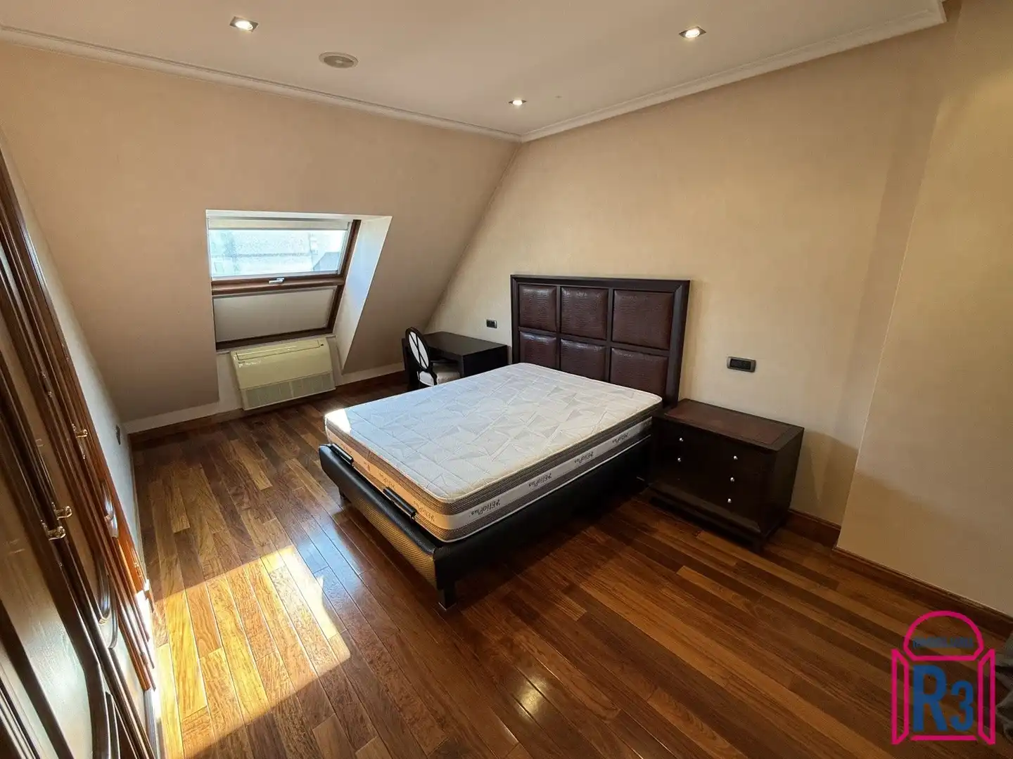 Dormitori de Dúplex de lloguer en León Capital  amb Aire condicionat, Calefacció i Terrassa