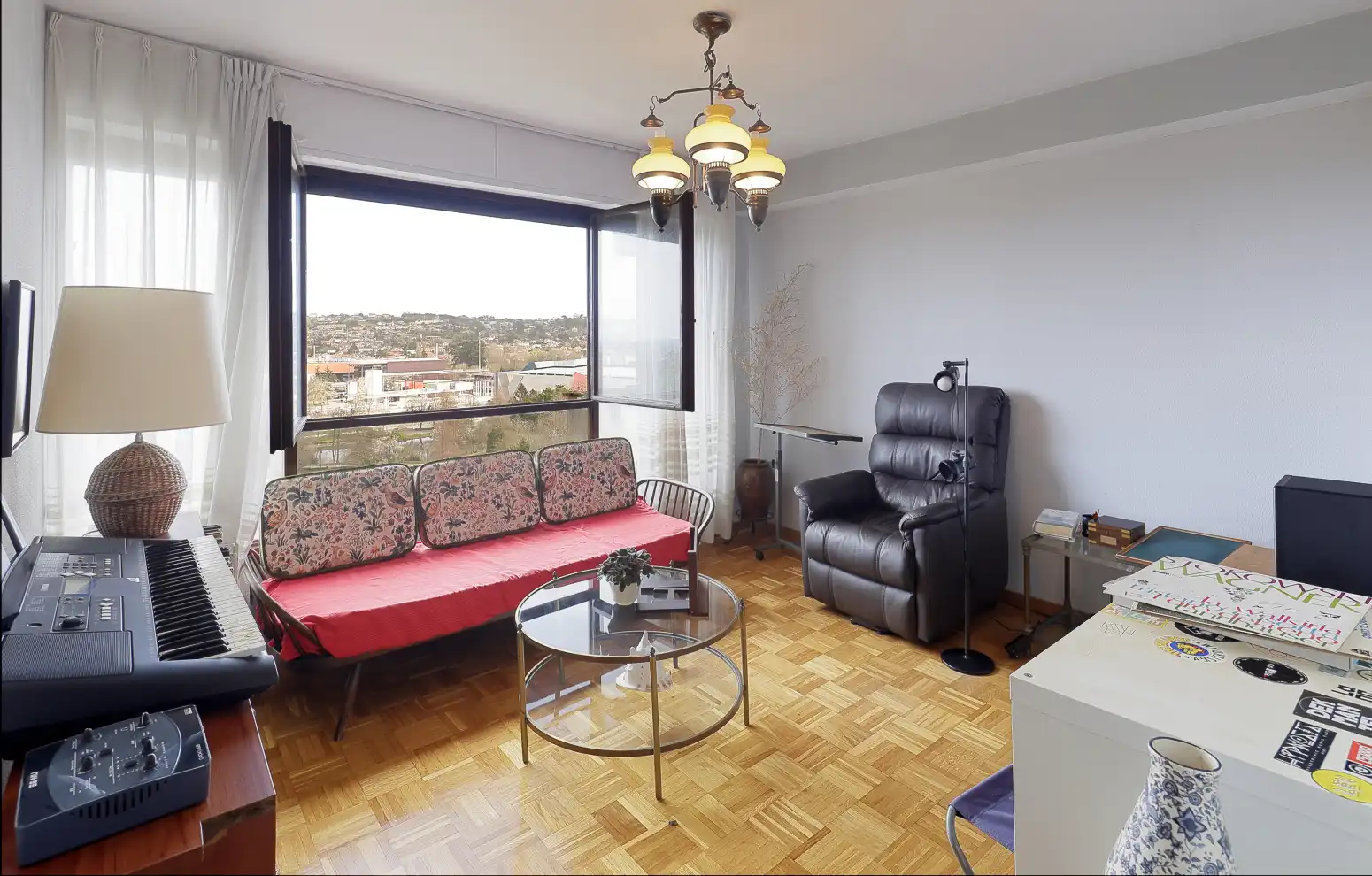 Sala d'estar de Àtic en venda en Gijón  amb Calefacció, Parquet i Terrassa