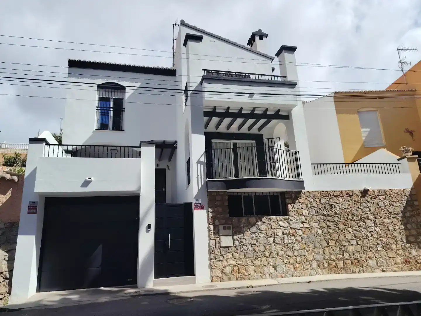 Vista exterior de Casa o xalet en venda en Motril amb Aire condicionat i Balcó