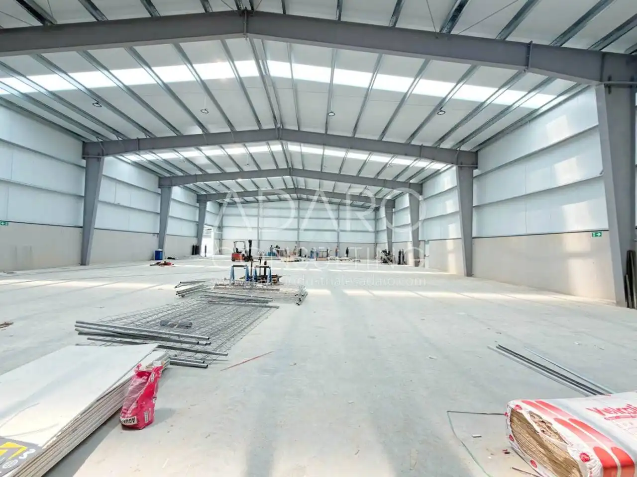 Nave industrial en venta en Loeches