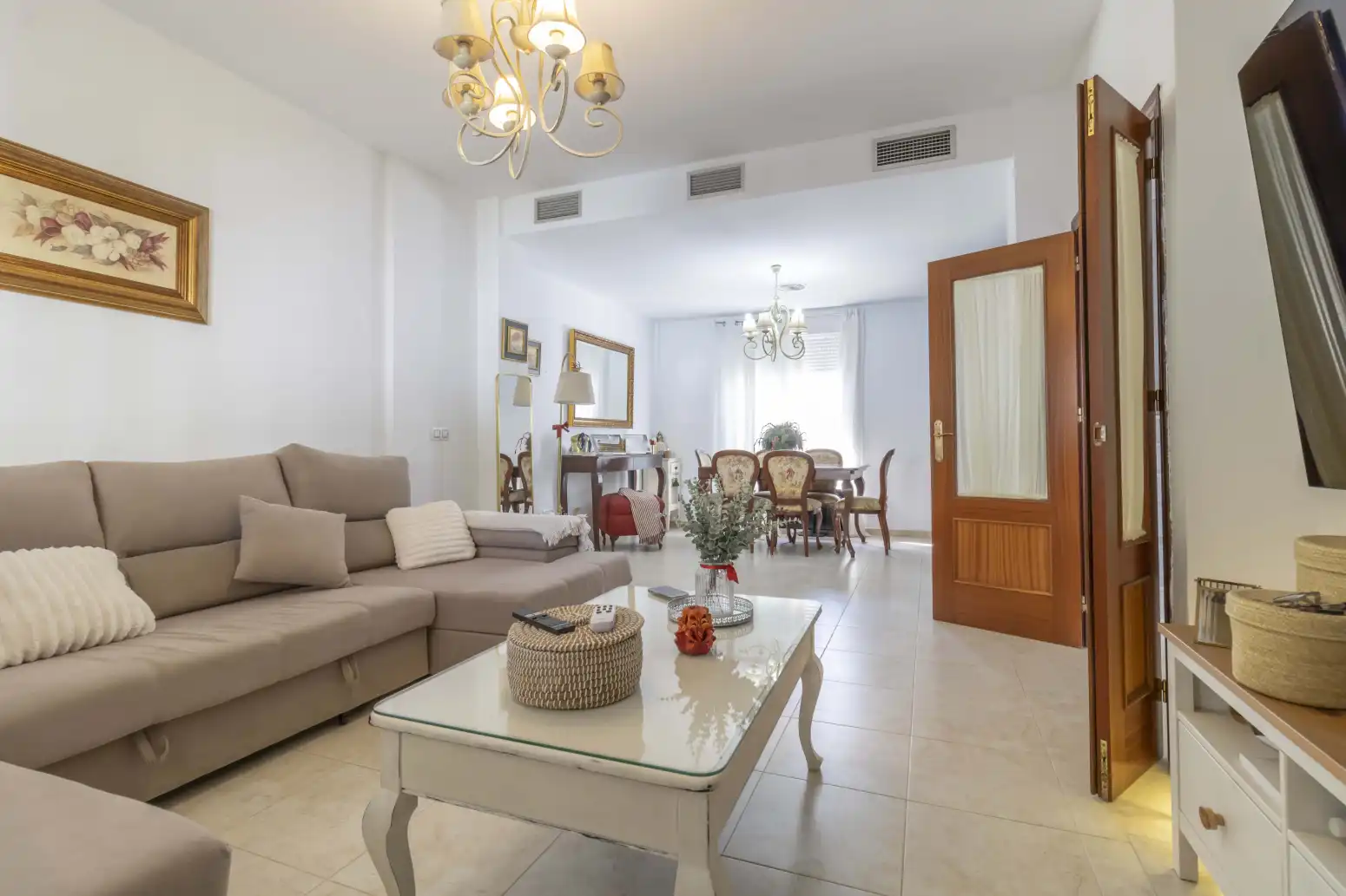 Sala d'estar de Casa adosada en venda en Gines amb Aire condicionat, Jardí privat i Terrassa