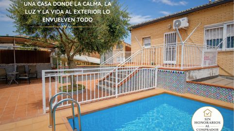 Una casa donde la calma, la luz y la vida al exterior lo envuelven todo