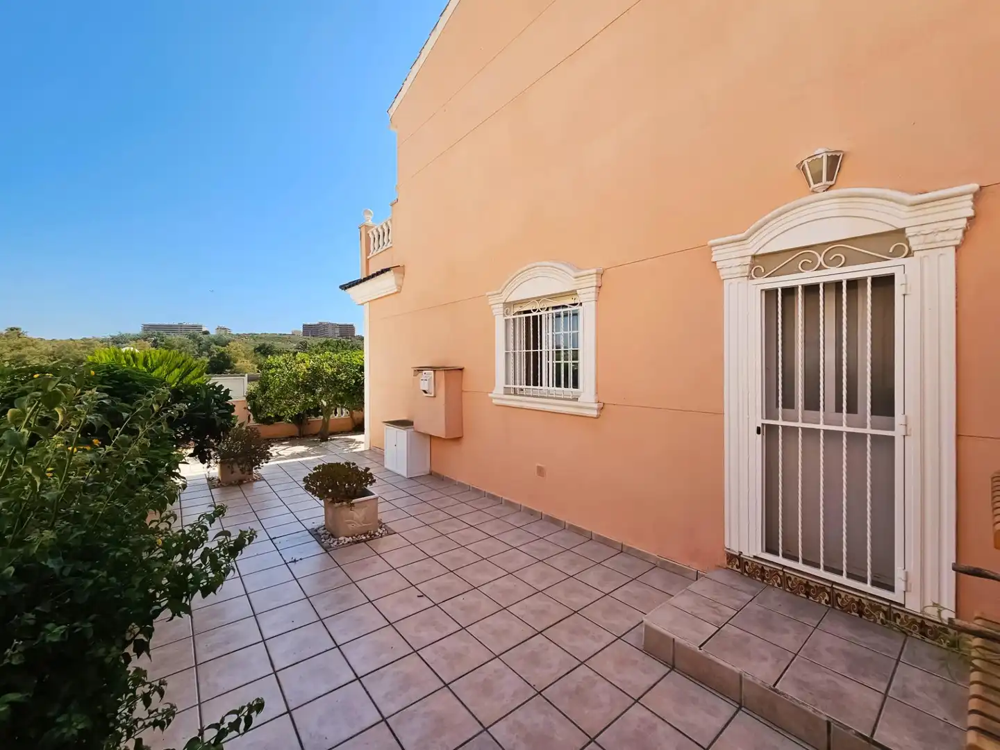 Terrasse von Einfamilien-Reihenhaus zum Verkauf in Santa Pola mit Heizung, Privatgarten und Terrasse